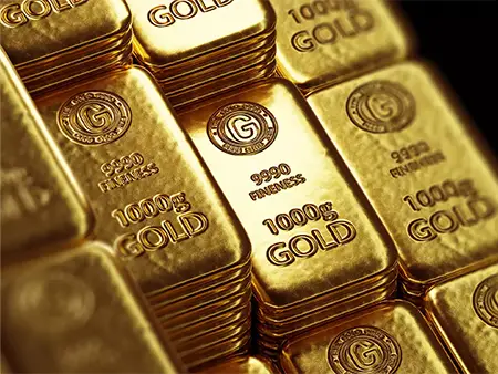 Gold hits fresh record high on dovish Fed signals
